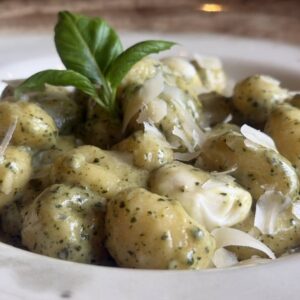 Tejszínes pesztós gnocchi guanciale-val