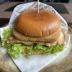 Füstölt sajtos csirkesteak burger